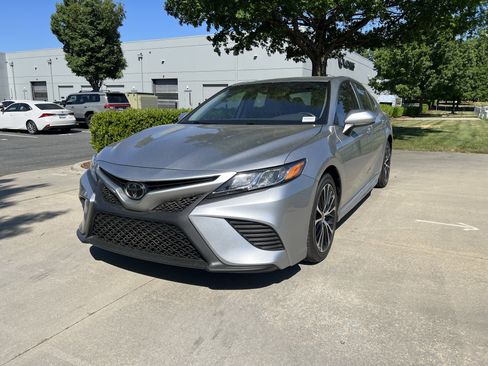 Used 2020 Toyota Camry SE image 5