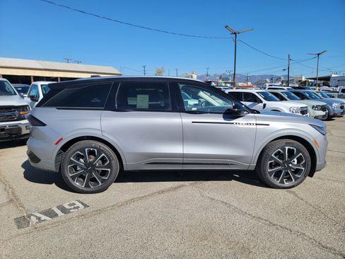 New 2025 Lincoln Nautilus Reserve image 3