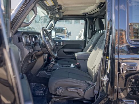 Used 2021 Jeep Gladiator Willys image 13