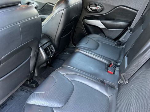 Used 2018 Jeep Cherokee Overland AWD/4WD image 4