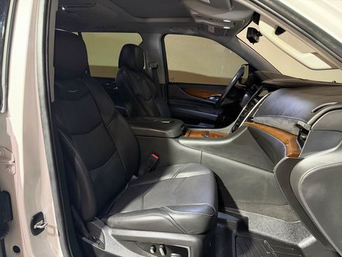 Used 2020 Cadillac Escalade ESV Luxury AWD/4WD image 11