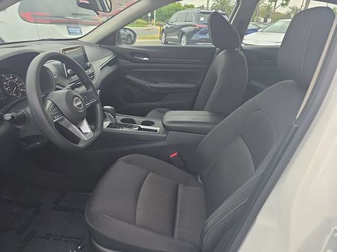 Used 2025 Nissan Altima 2.5 SV FWD image 9