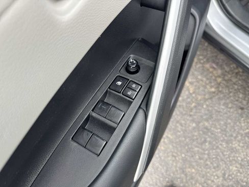 Used 2024 Toyota Corolla Cross L image 22