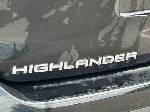 Used 2023 Toyota Highlander XLE AWD/4WD image 18