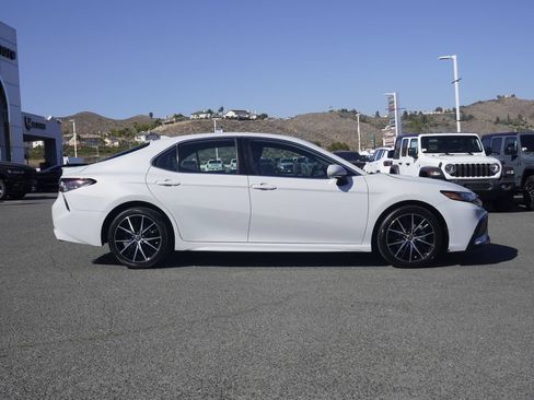 Used 2024 Toyota Camry SE FWD image 3