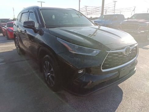Used 2021 Toyota Highlander XLE AWD/4WD image 6