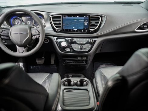 Used 2022 Chrysler Pacifica Touring-L w/ Uconnect Theater Family Group image 21