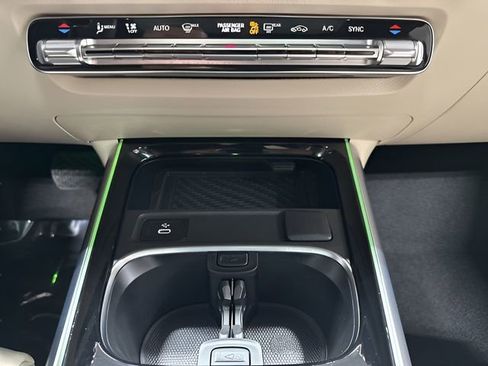 Used 2025 Mercedes-Benz GLB 250 4MATIC image 27