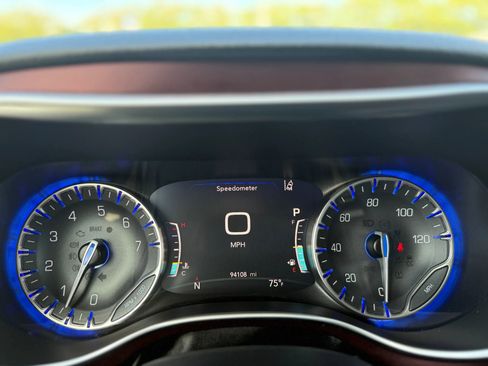 Used 2020 Chrysler Pacifica Limited w/ Advanced Safetytec Group image 30