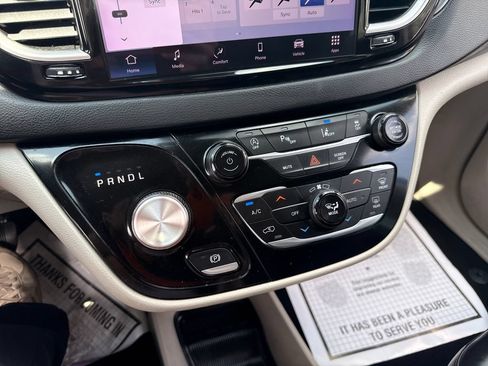 Used 2023 Chrysler Pacifica Touring-L FWD image 33