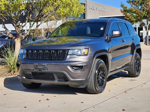 Used 2020 Jeep Grand Cherokee Laredo image 2