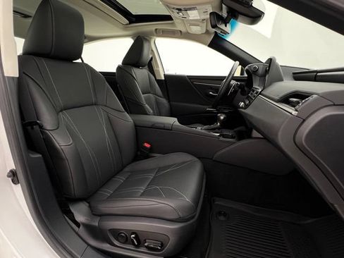 Used 2025 Lexus ES 300h w/ Technology Package FWD image 15
