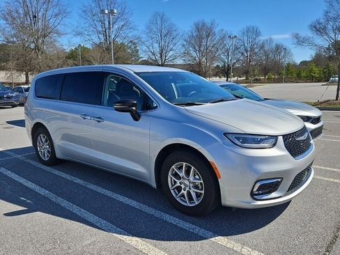 Used 2024 Chrysler Pacifica Touring-L image 10