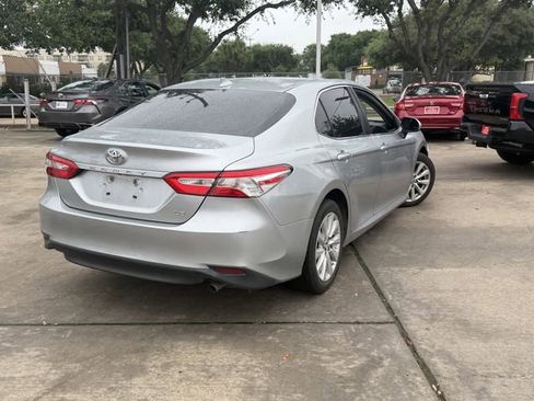 Used 2019 Toyota Camry LE FWD image 5
