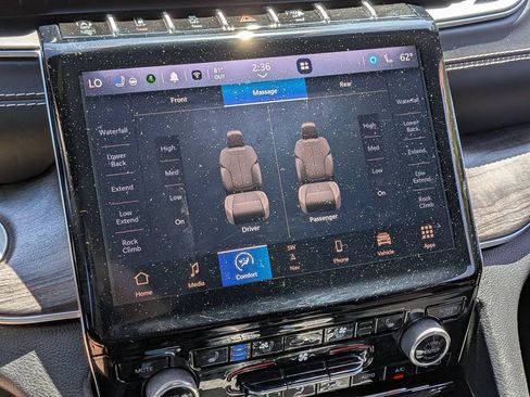Used 2022 Jeep Grand Cherokee Overland w/ Luxury Tech Group IV AWD/4WD image 23
