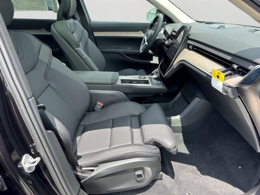 Certified 2025 Volvo EX90 Plus AWD/4WD image 9