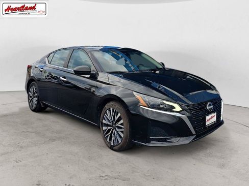 Used 2025 Nissan Altima 2.5 SV FWD image 1