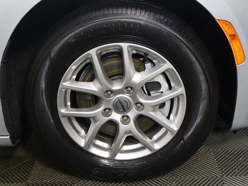 Used 2024 Chrysler Pacifica Touring-L image 23