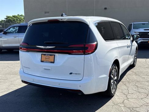 Used 2023 Chrysler Pacifica Touring-L FWD image 3