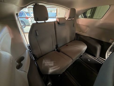 Used 2022 Toyota Sienna XLE image 7