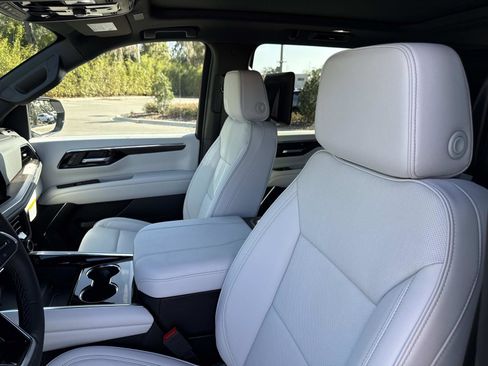 New 2026 Chevrolet Suburban Premier image 23