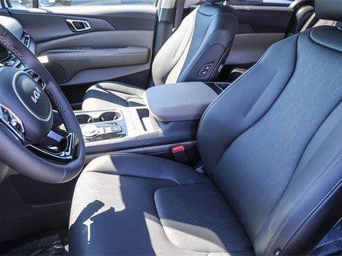 New 2026 Kia Carnival EX image 18