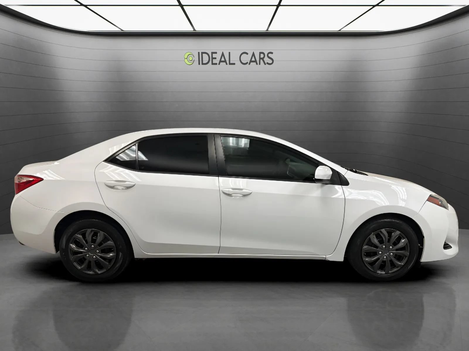 Used 2018 Toyota Corolla LE w/ Carpet Mat Package (TMS) FWD image 4