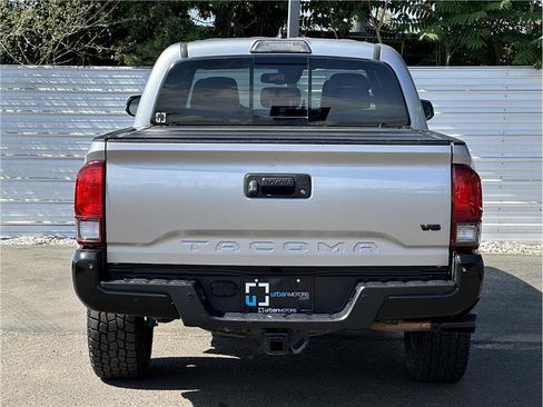 Used 2018 Toyota Tacoma TRD Sport AWD/4WD image 11
