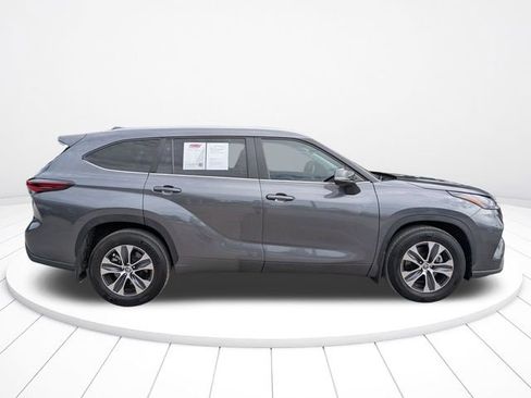 Used 2024 Toyota Highlander XLE FWD image 5