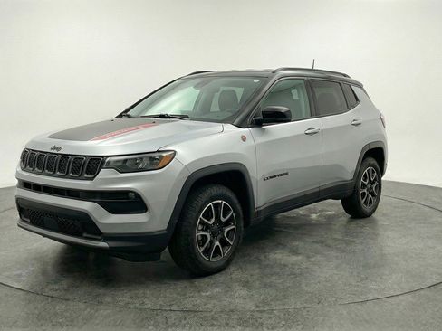 Used 2025 Jeep Compass Trailhawk AWD/4WD image 3