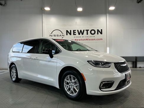 Used 2024 Chrysler Pacifica Touring-L image 26