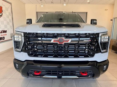 Used 2025 Chevrolet Silverado 2500 ZR2 w/ Technology Package AWD/4WD image 2