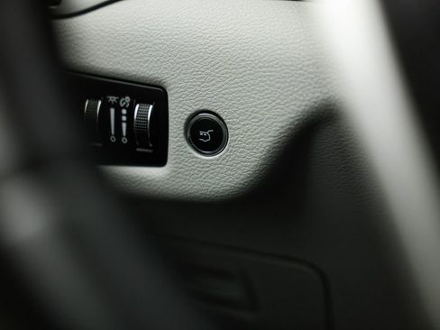 Used 2019 Jeep Cherokee Limited image 32