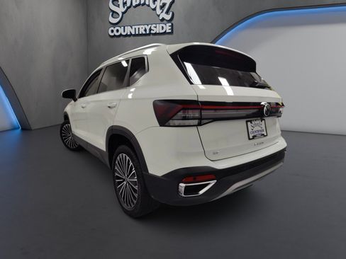 Used 2025 Volkswagen Taos SE FWD image 5