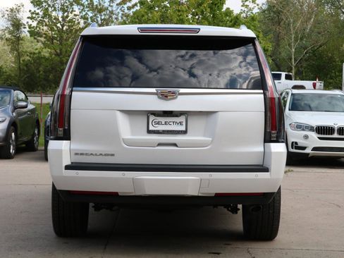 Used 2018 Cadillac Escalade ESV Luxury AWD/4WD image 11
