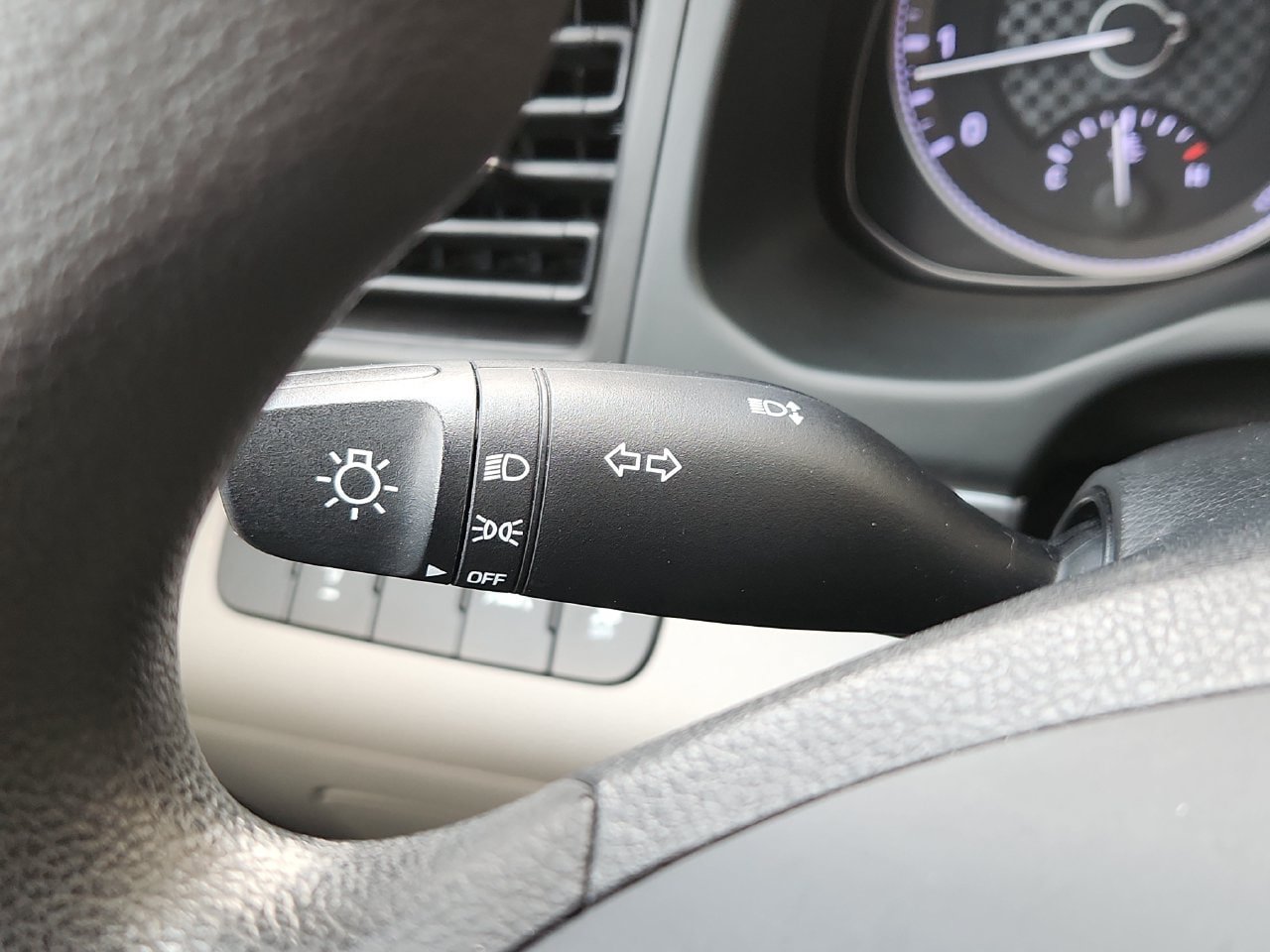 Used 2020 Hyundai Elantra SE FWD image 30