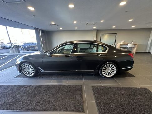 Used 2016 BMW 740i image 10