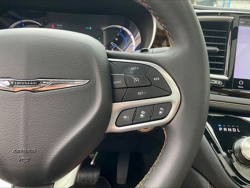 Used 2023 Chrysler Pacifica Pinnacle FWD image 20