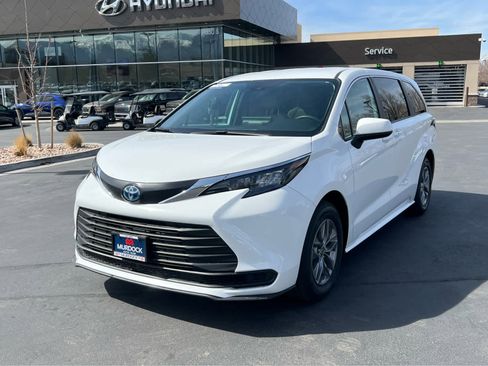 Used 2025 Toyota Sienna LE image 2