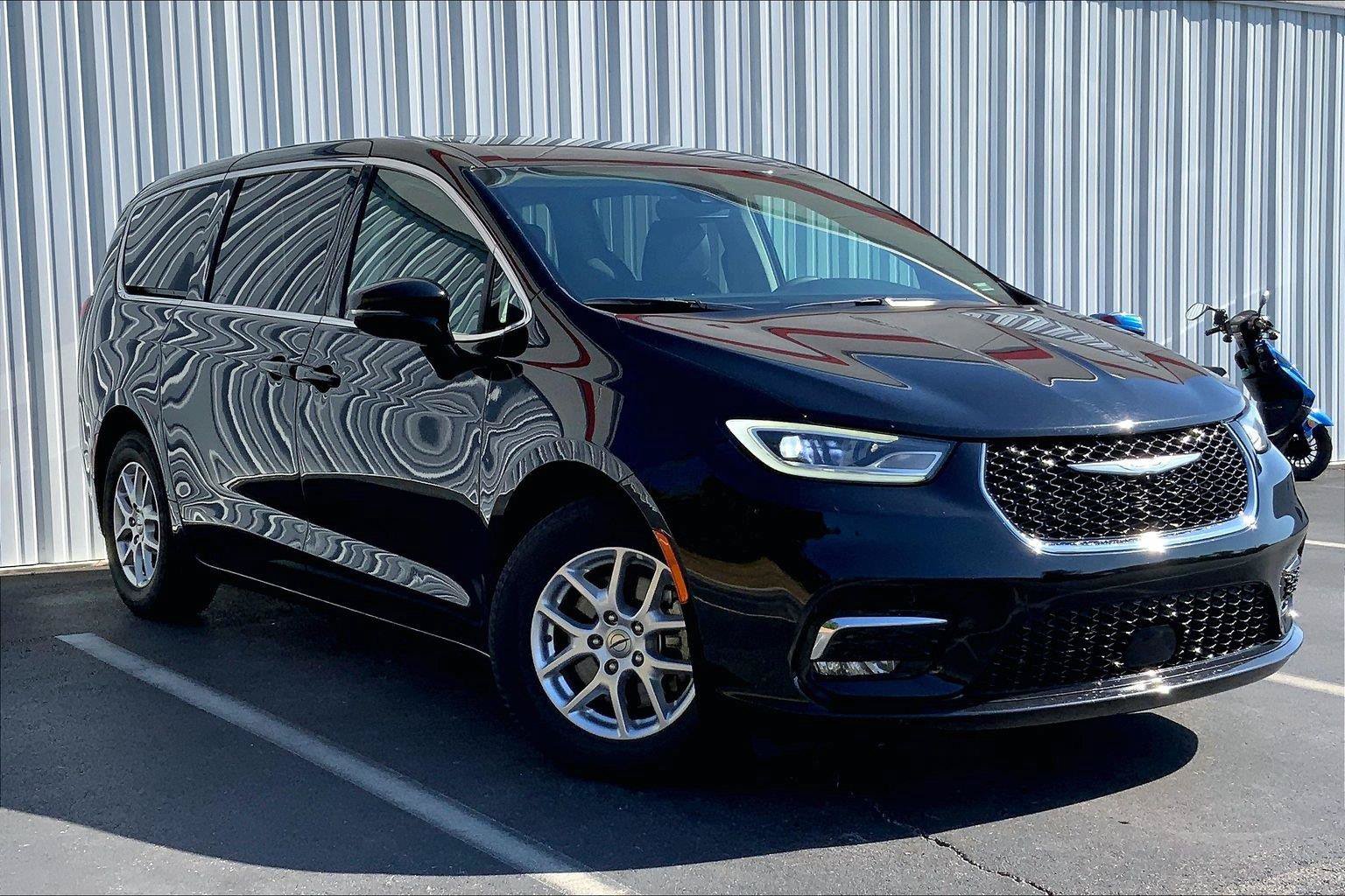Used 2024 Chrysler Pacifica Touring-L FWD image 2