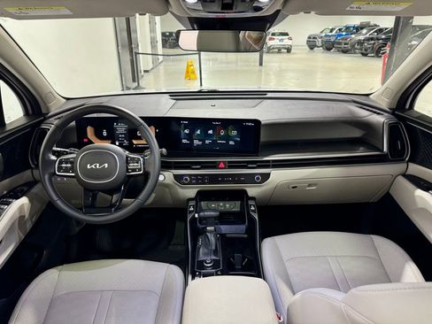 Used 2024 Kia Sorento EX w/ Panoramic Sunroof Package image 15