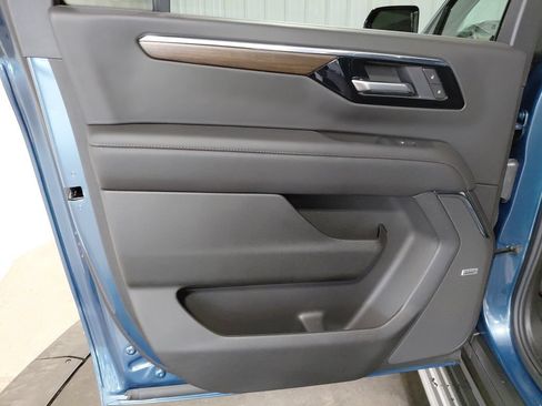 Certified 2026 Chevrolet Suburban High Country AWD/4WD image 17