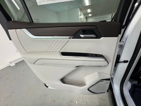 New 2026 GMC Acadia Denali w/ Super Cruise Package FWD image 9