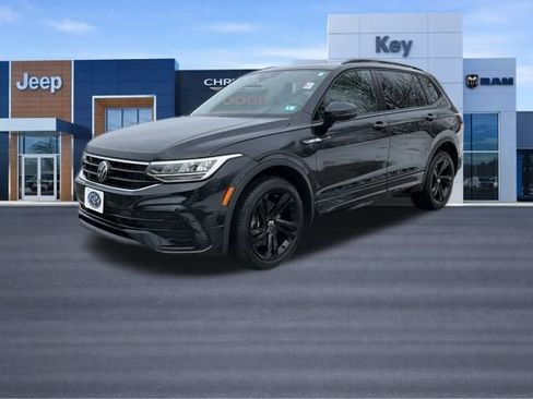 Used 2023 Volkswagen Tiguan SE R-Line image 2
