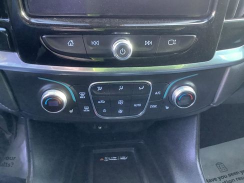 Used 2023 Chevrolet Traverse LT image 17