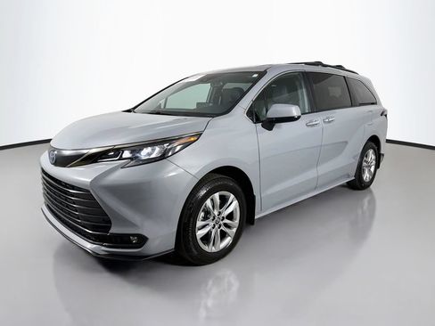 Certified 2023 Toyota Sienna XLE Woodland Edition AWD/4WD image 3