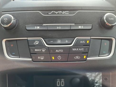 Used 2020 Ford Fusion SE FWD image 4