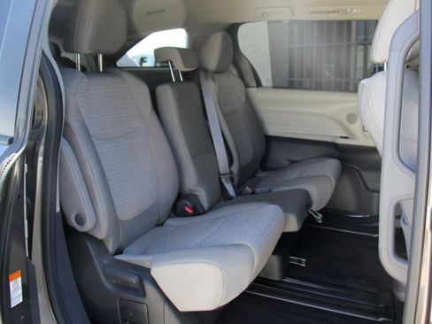 Used 2024 Toyota Sienna LE w/ LE Plus Package FWD image 30