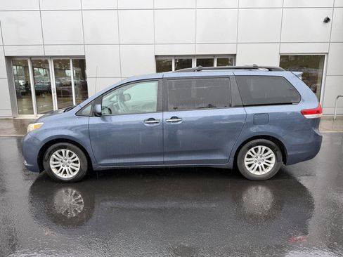 Used 2014 Toyota Sienna XLE w/ Entertainment Package image 2