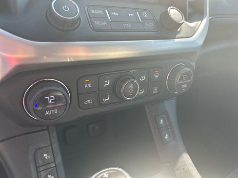 Used 2018 GMC Acadia SLT image 28